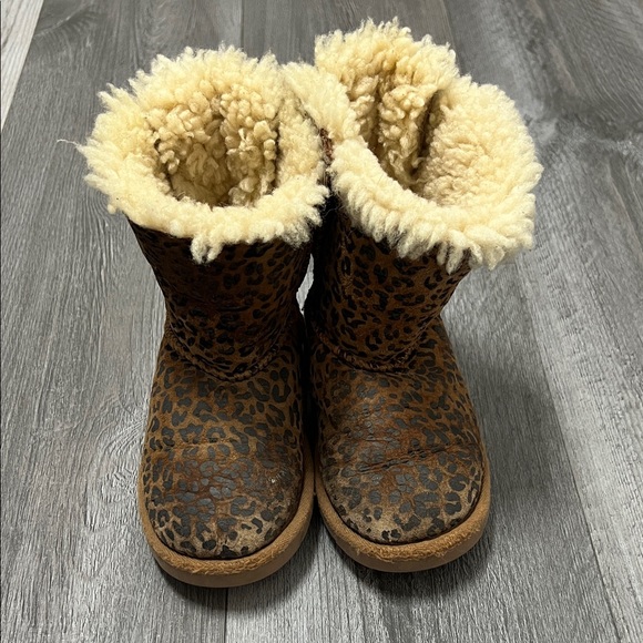 UGG Australia Girls' Leopard Bailey Bow Boots/ size 11 - Picture 4 of 12